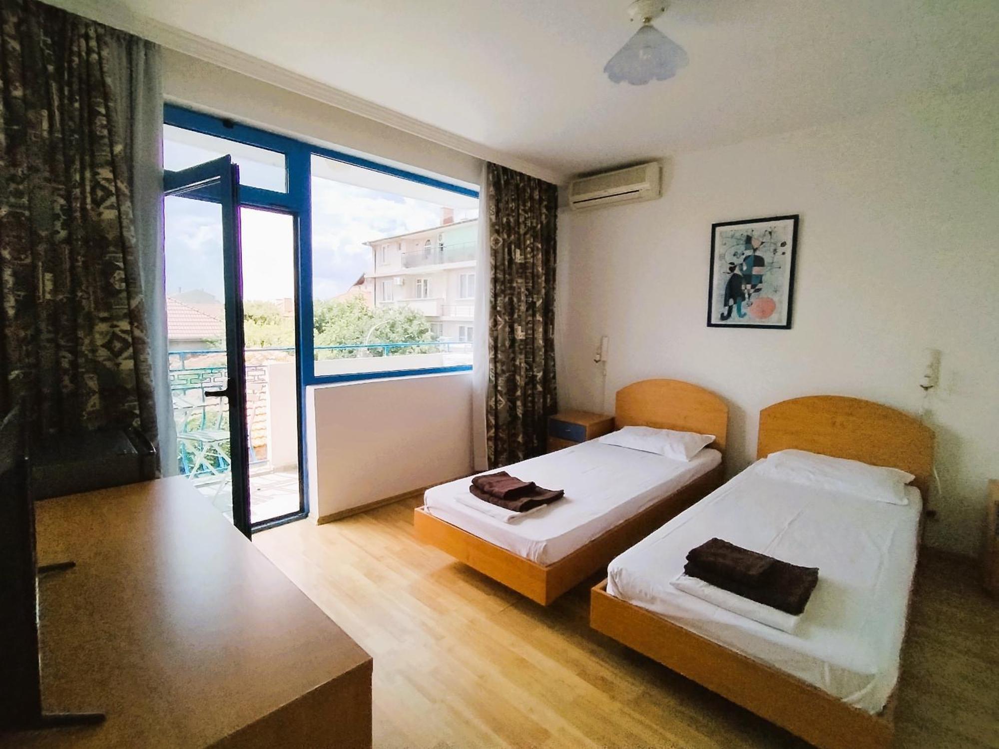 Lira Sto Apartments Pomorie Kültér fotó