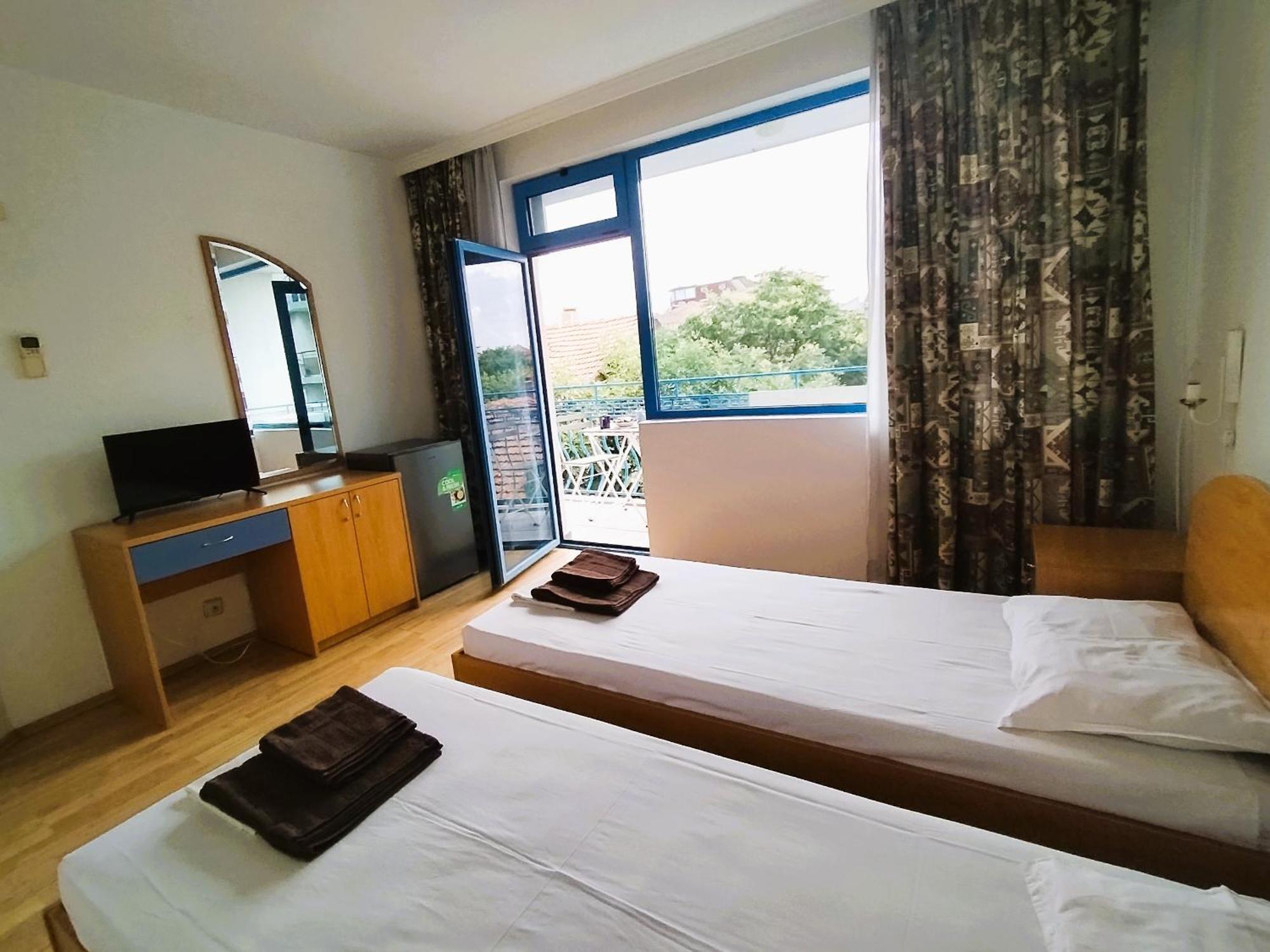 Lira Sto Apartments Pomorie Kültér fotó