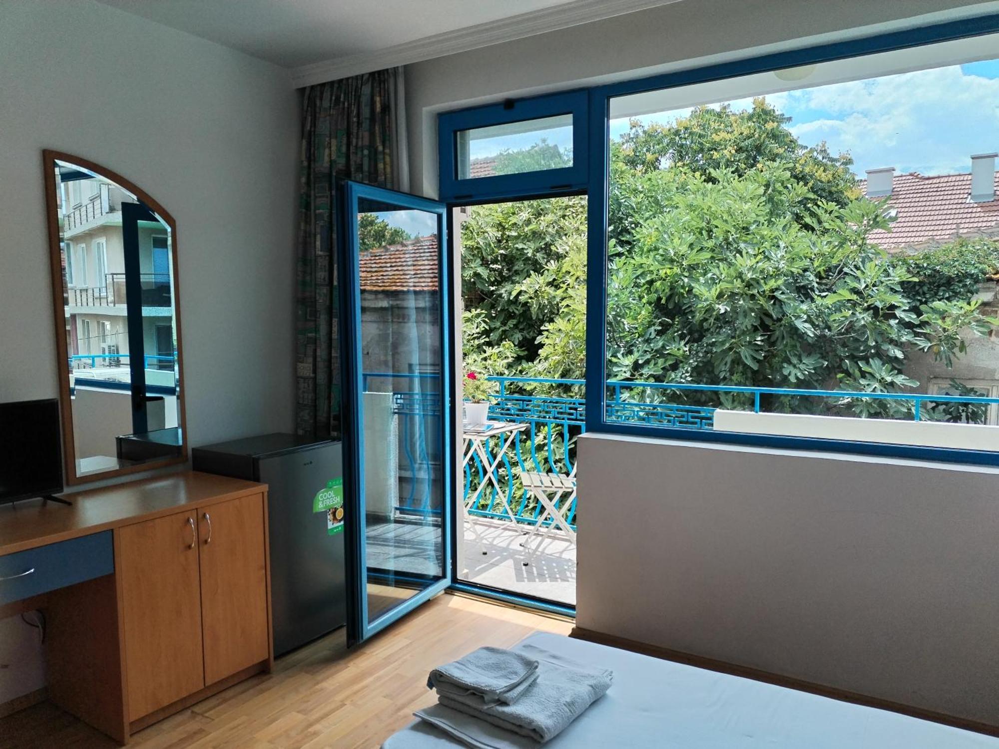 Lira Sto Apartments Pomorie Kültér fotó