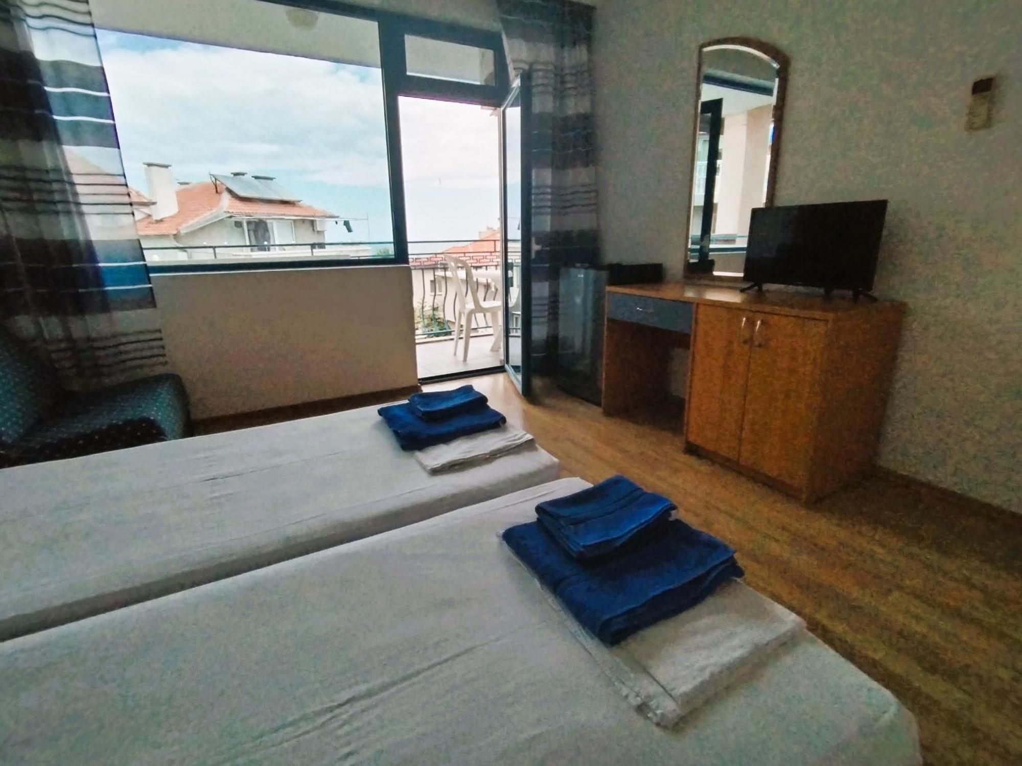 Lira Sto Apartments Pomorie Kültér fotó