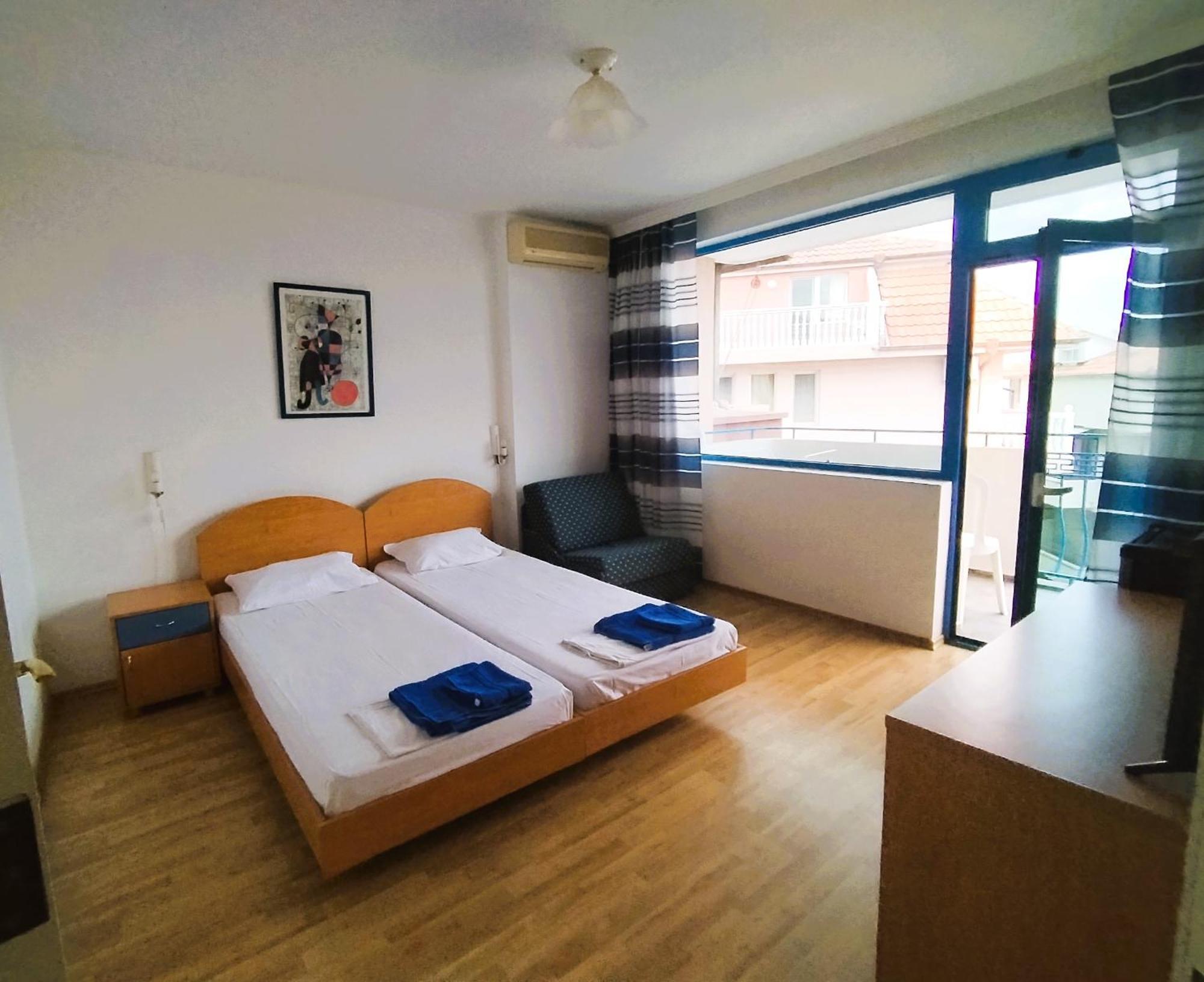 Lira Sto Apartments Pomorie Kültér fotó